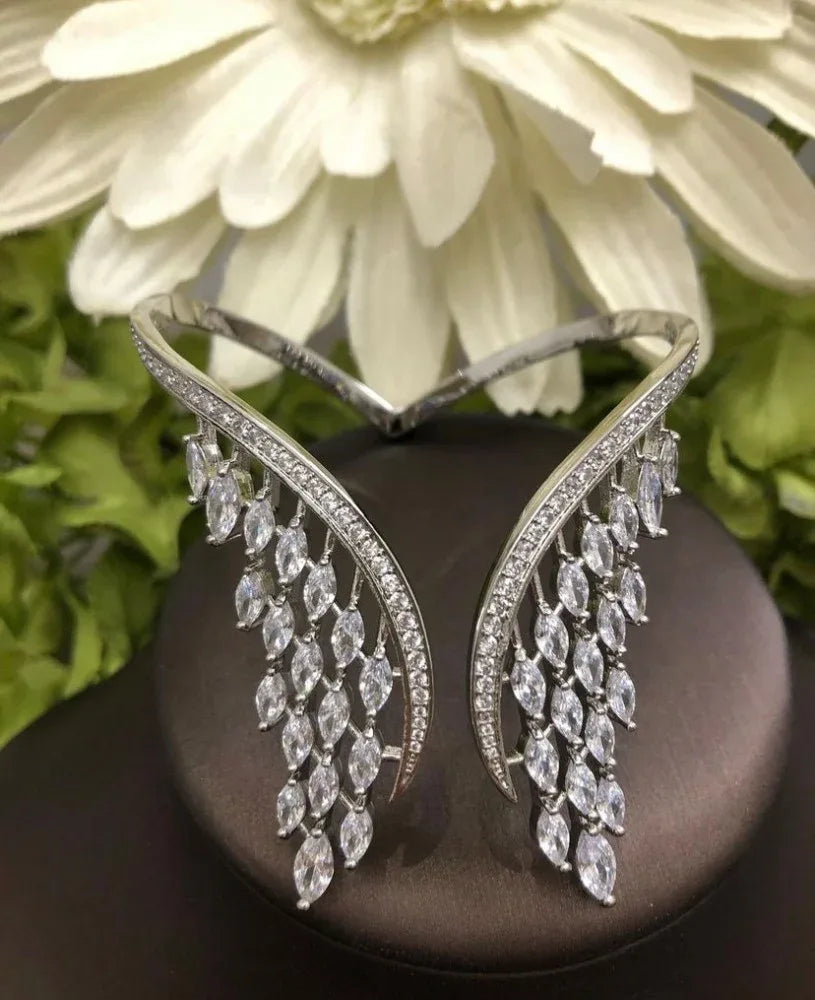 đ ĂlĂ©gance ailĂ©e : le bijou qui sublime vos mains