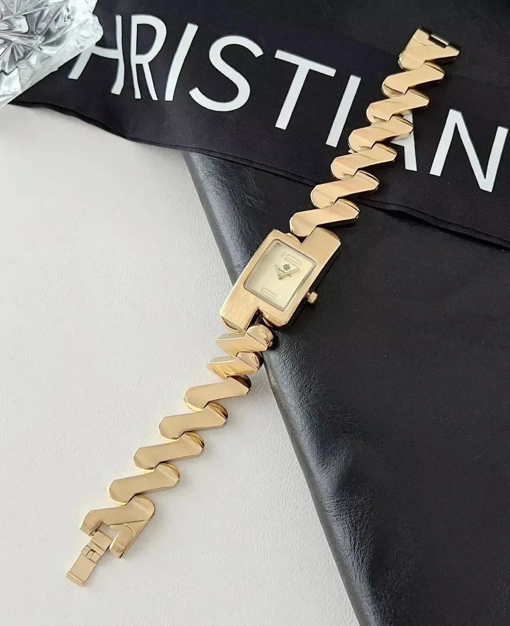 Une montre à quartz au design élégant pour un look moderne qui souligne votre singularité.