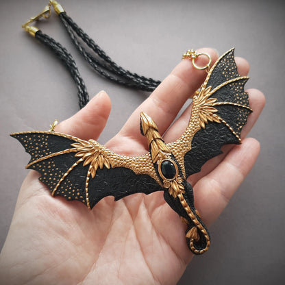 Collier Dragon volant aux ailes noires