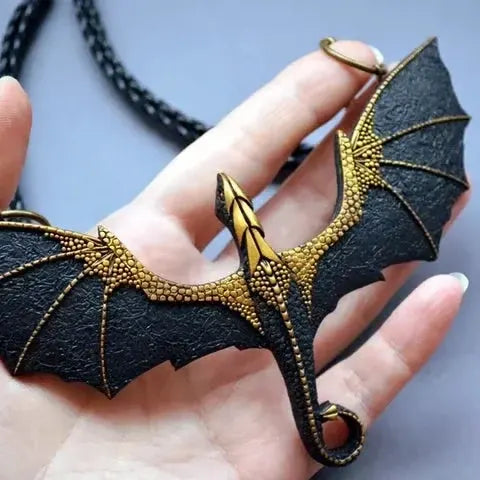 Collier Dragon volant aux ailes noires