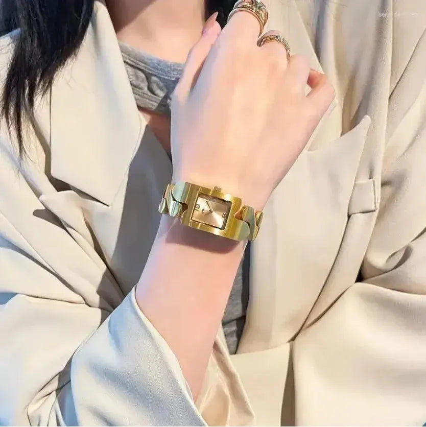 Une montre à quartz au design élégant pour un look moderne qui souligne votre singularité.