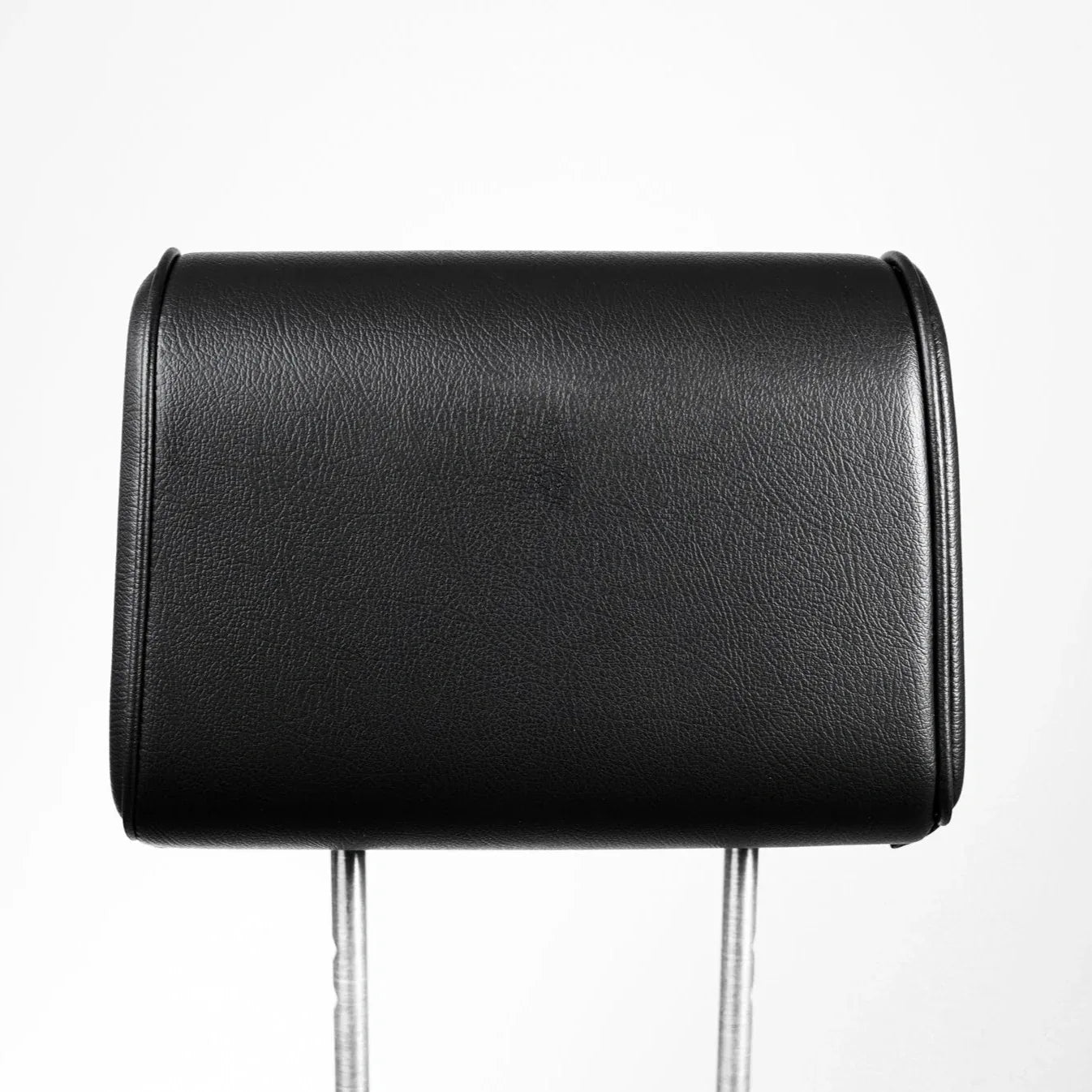 Coffre-fort dissimulé dans l'appuie-tête d'une voiture