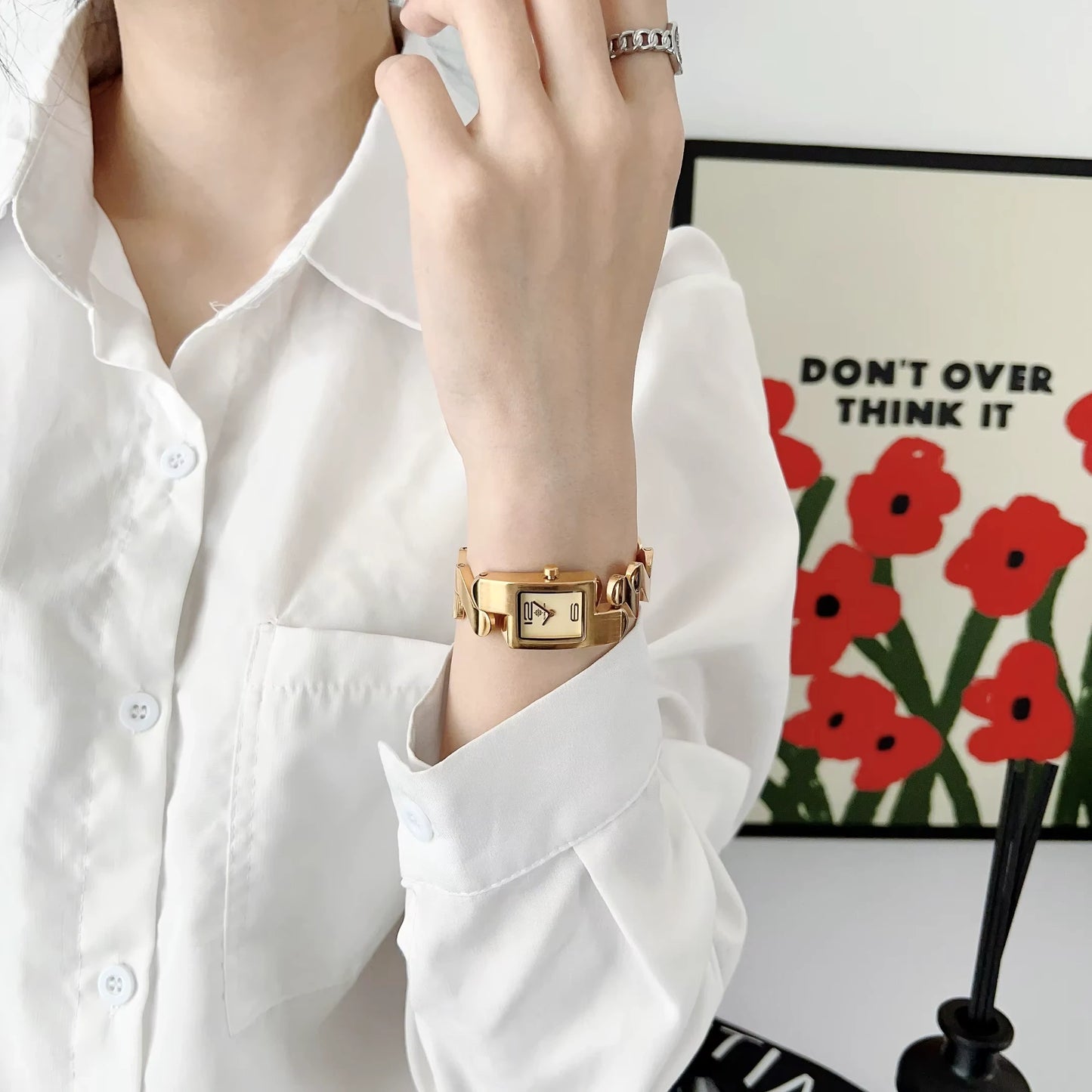 Une montre à quartz au design élégant pour un look moderne qui souligne votre singularité.