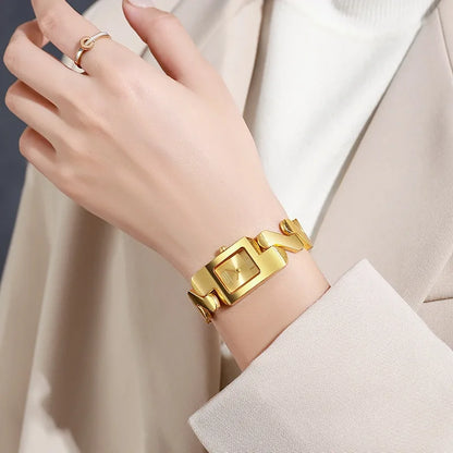 Une montre à quartz au design élégant pour un look moderne qui souligne votre singularité.