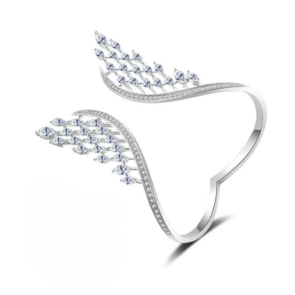 💎 Élégance ailée : le bijou qui sublime vos mains