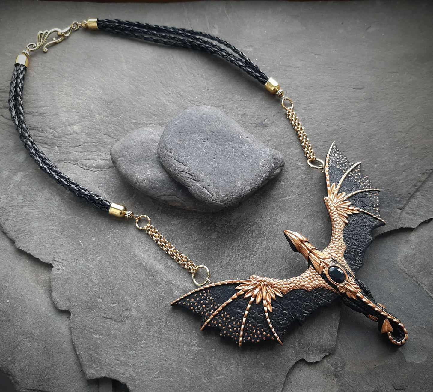 Collier Dragon volant aux ailes noires