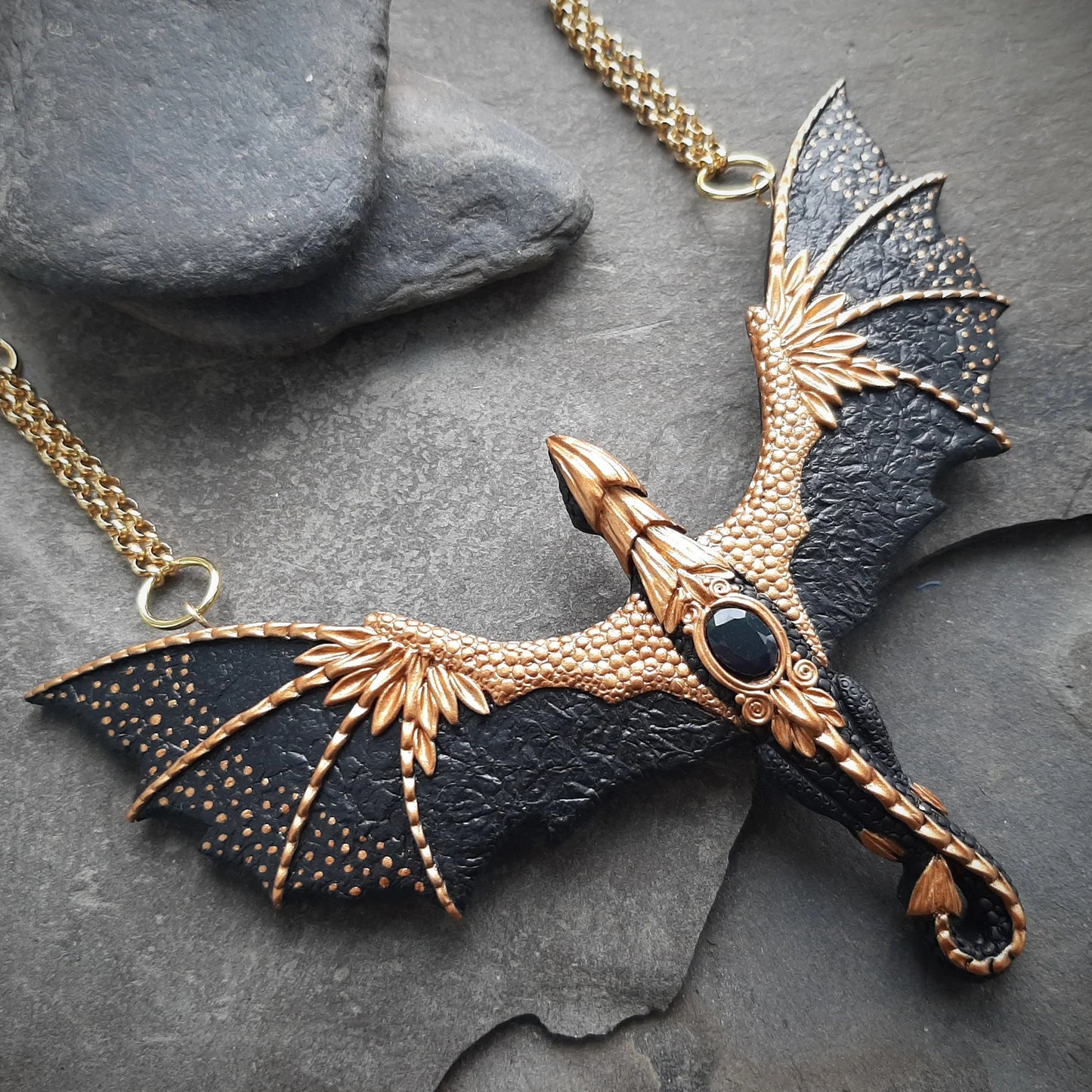 Collier Dragon volant aux ailes noires